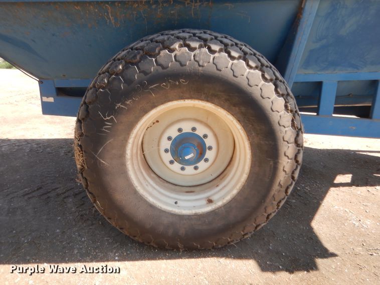 image for item HB9367 Kinze 640 grain cart