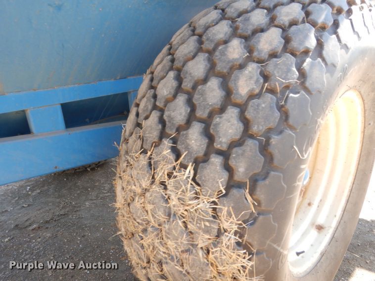 image for item HB9367 Kinze 640 grain cart