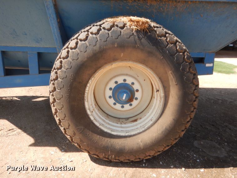 image for item HB9367 Kinze 640 grain cart