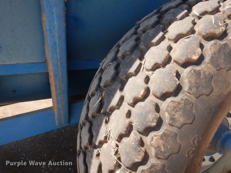 image for item HB9367 Kinze 640 grain cart