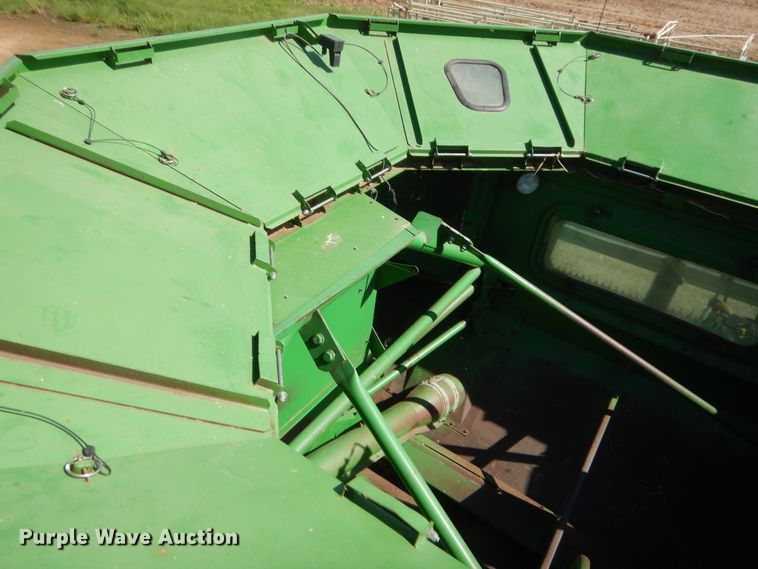 image for item HB9368 1993 John Deere 9600 combine