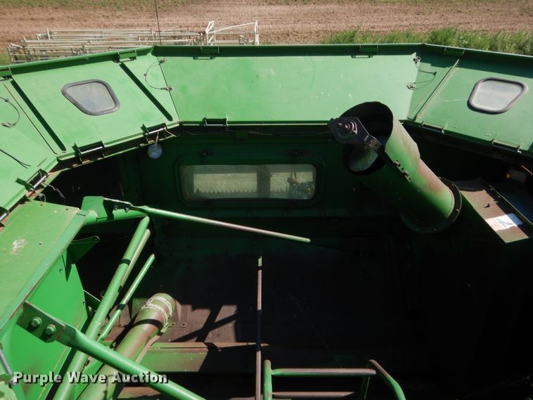 image for item HB9368 1993 John Deere 9600 combine