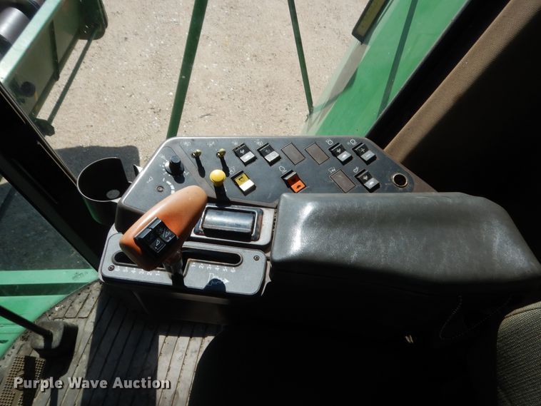 image for item HB9368 1993 John Deere 9600 combine