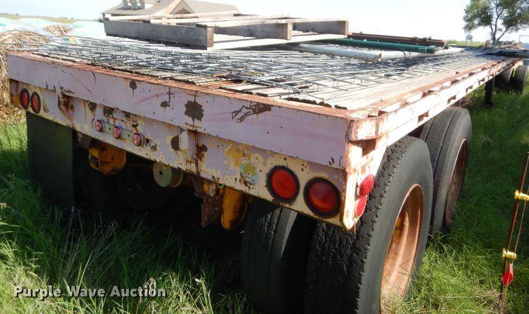 image for item HB9372 1998 Kwik Loc flatbed trailer