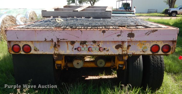 image for item HB9372 1998 Kwik Loc flatbed trailer