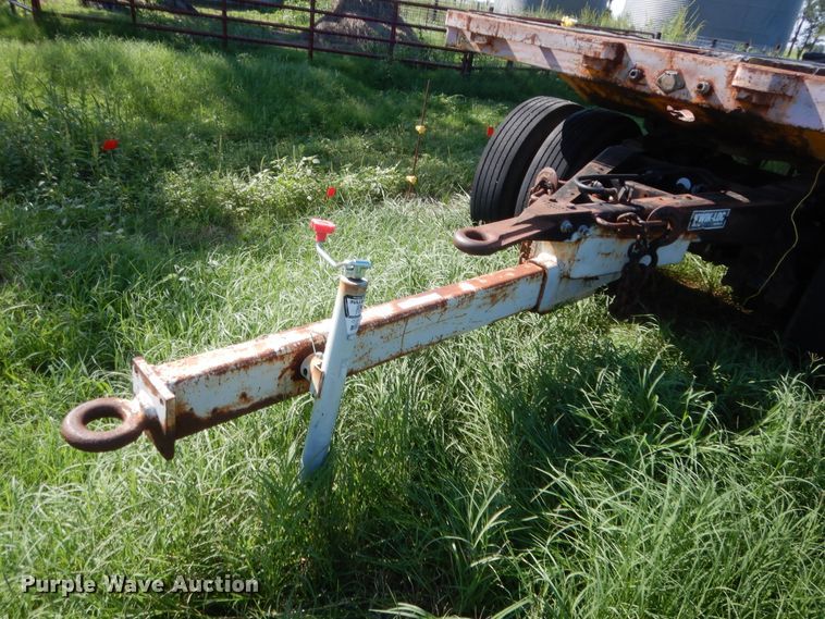 image for item HB9372 1998 Kwik Loc flatbed trailer
