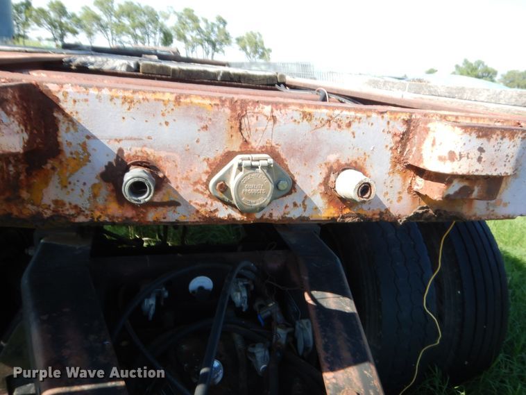 image for item HB9372 1998 Kwik Loc flatbed trailer