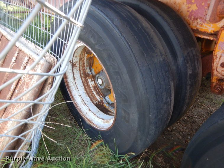 image for item HB9372 1998 Kwik Loc flatbed trailer