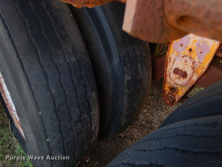 image for item HB9372 1998 Kwik Loc flatbed trailer