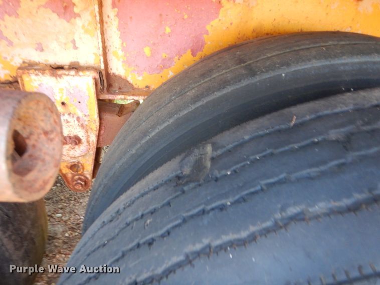 image for item HB9372 1998 Kwik Loc flatbed trailer