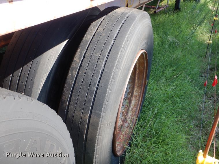 image for item HB9372 1998 Kwik Loc flatbed trailer