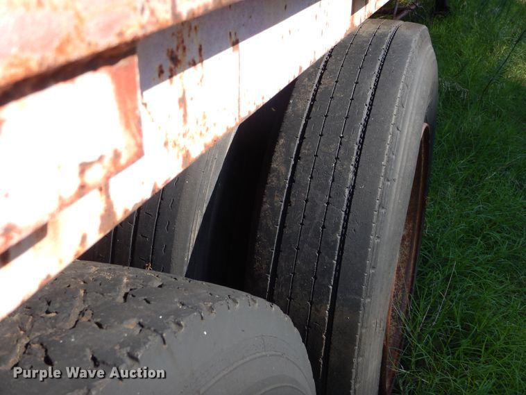 image for item HB9372 1998 Kwik Loc flatbed trailer