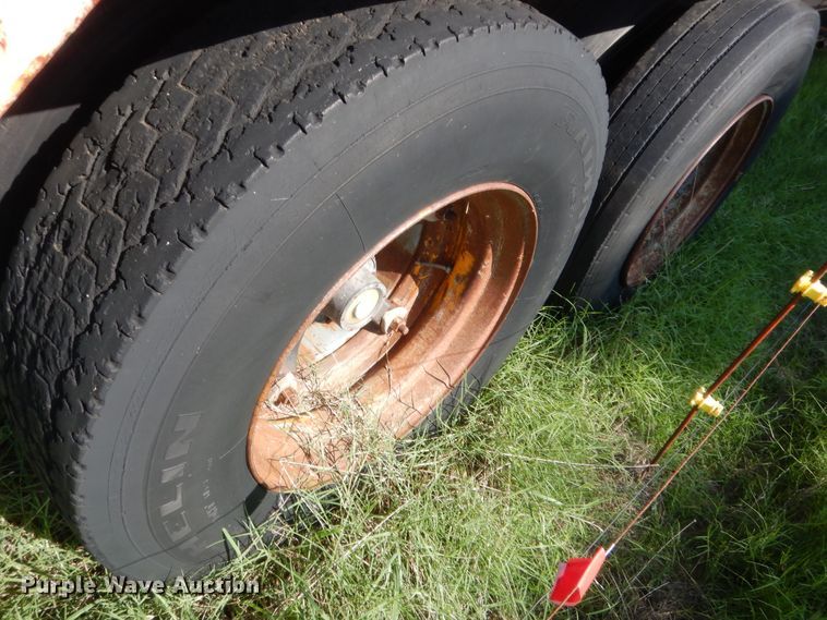 image for item HB9372 1998 Kwik Loc flatbed trailer