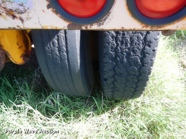 image for item HB9372 1998 Kwik Loc flatbed trailer