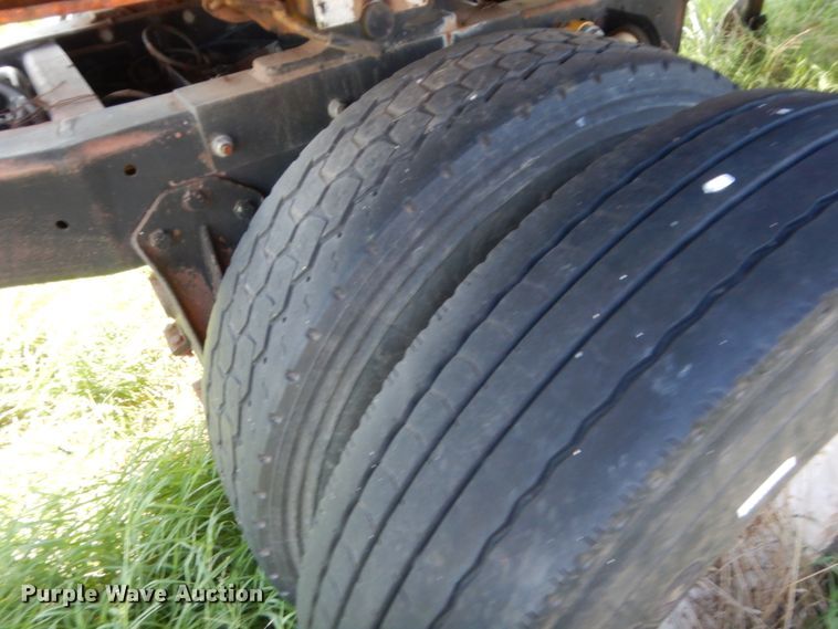 image for item HB9372 1998 Kwik Loc flatbed trailer