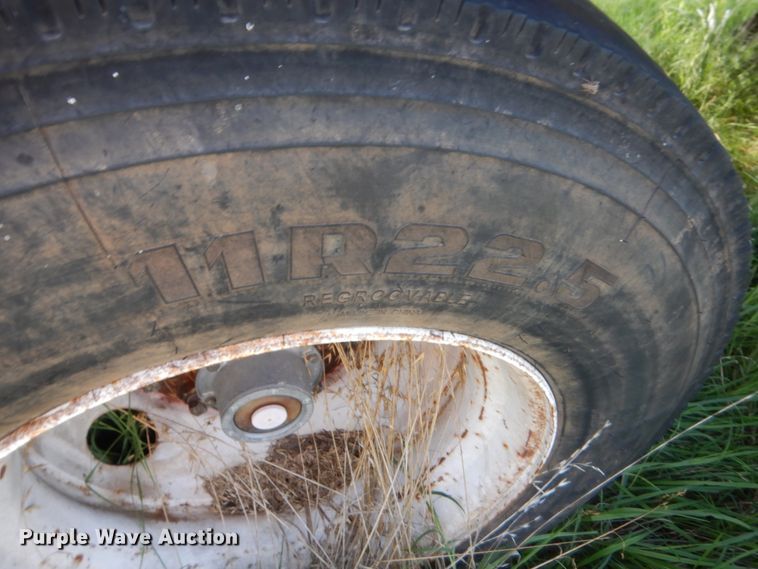 image for item HB9372 1998 Kwik Loc flatbed trailer