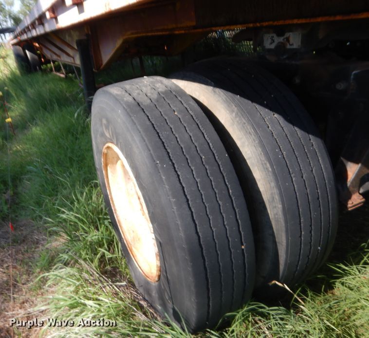 image for item HB9372 1998 Kwik Loc flatbed trailer