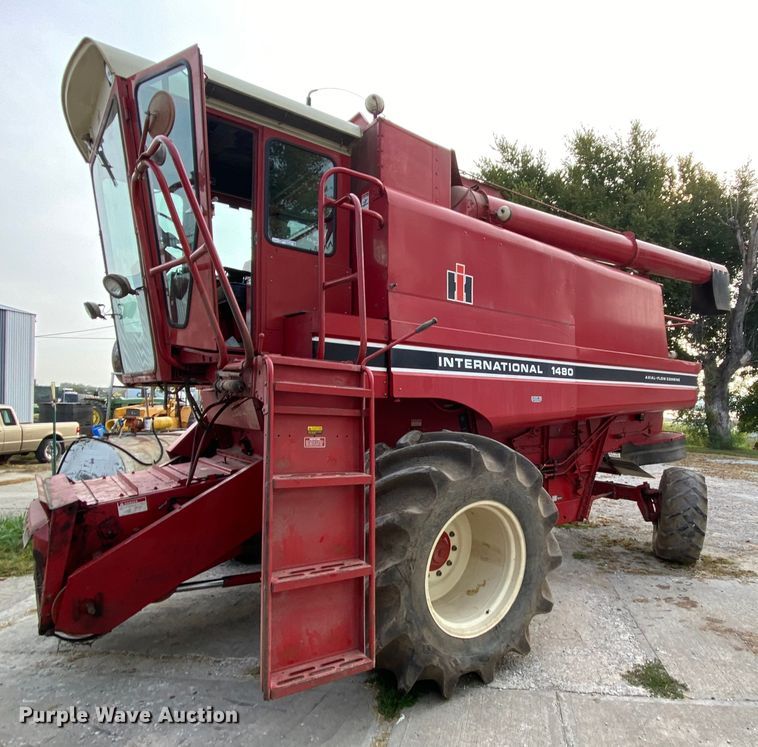 image for item HE9789 1984 International 1480 combine