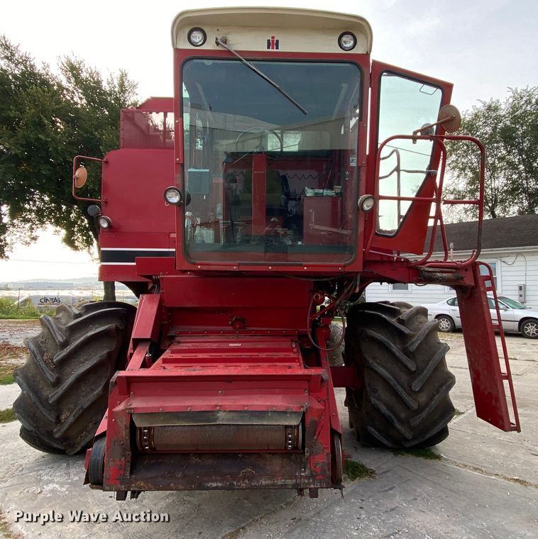 image for item HE9789 1984 International 1480 combine