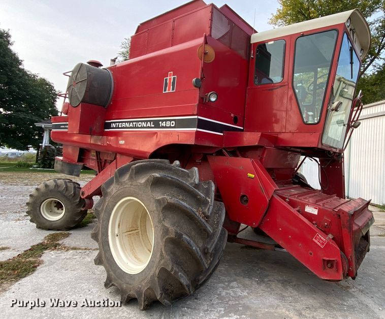 image for item HE9789 1984 International 1480 combine