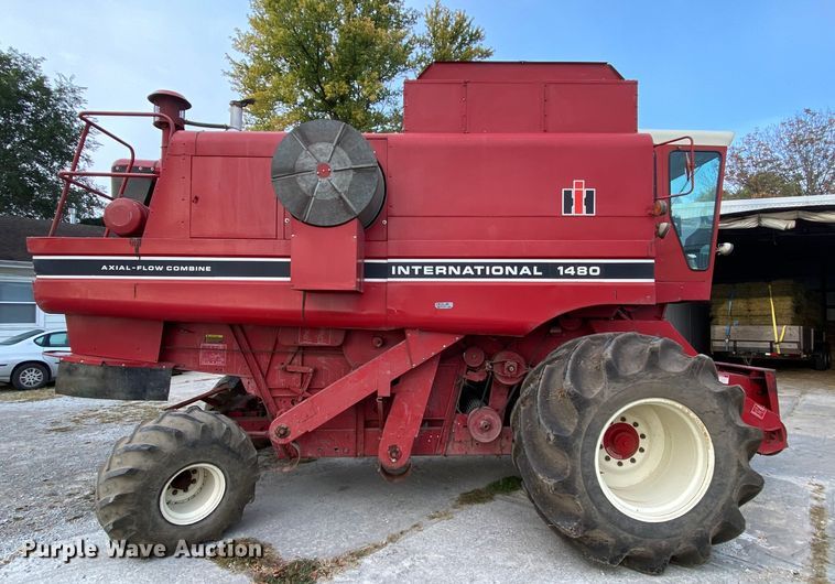 image for item HE9789 1984 International 1480 combine