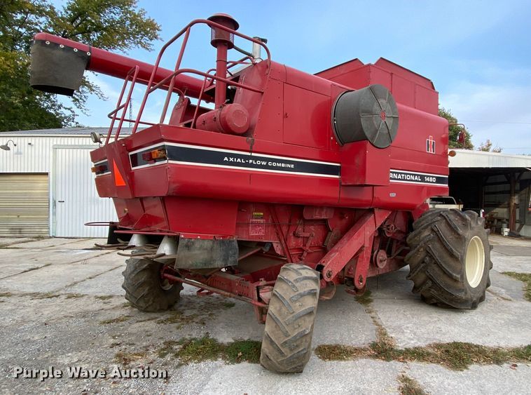 image for item HE9789 1984 International 1480 combine