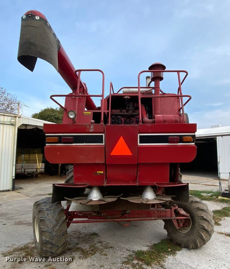image for item HE9789 1984 International 1480 combine