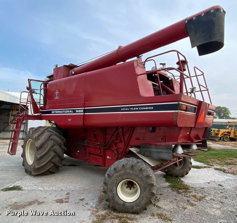 image for item HE9789 1984 International 1480 combine