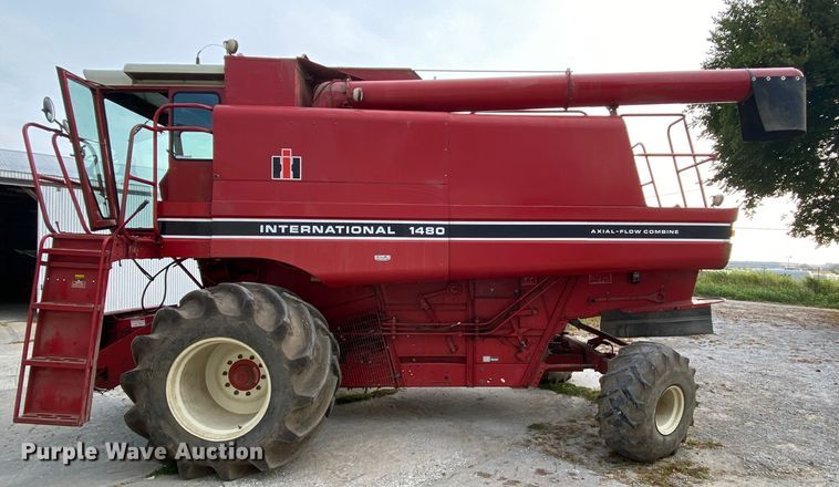 image for item HE9789 1984 International 1480 combine