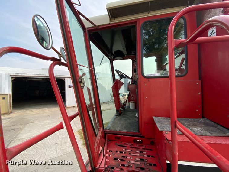 image for item HE9789 1984 International 1480 combine