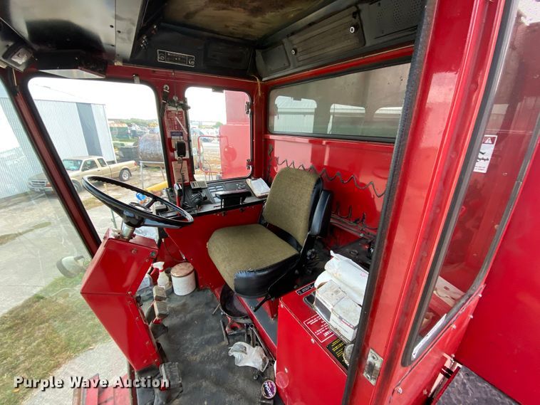 image for item HE9789 1984 International 1480 combine