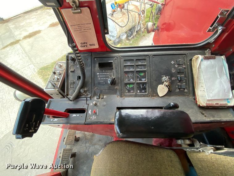 image for item HE9789 1984 International 1480 combine