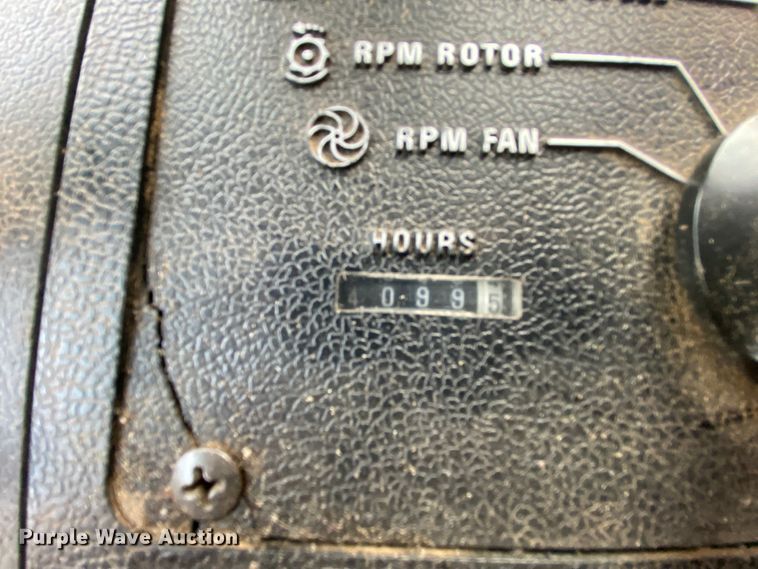 image for item HE9789 1984 International 1480 combine