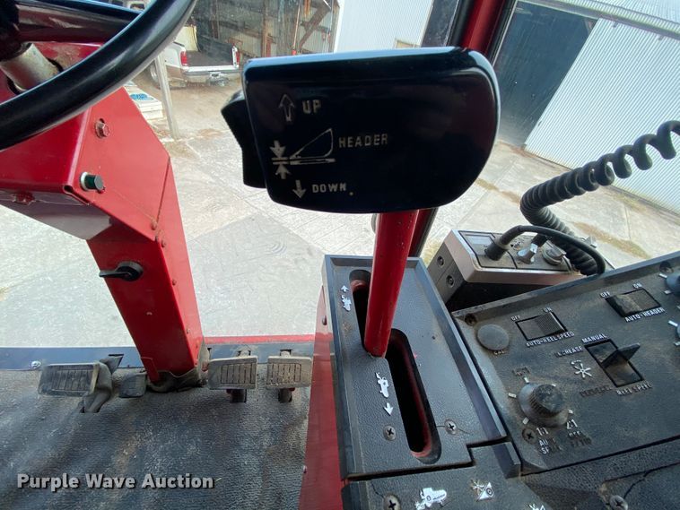 image for item HE9789 1984 International 1480 combine