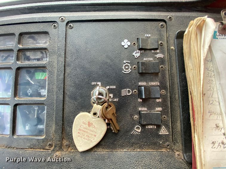 image for item HE9789 1984 International 1480 combine