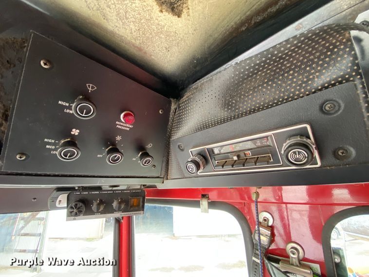 image for item HE9789 1984 International 1480 combine