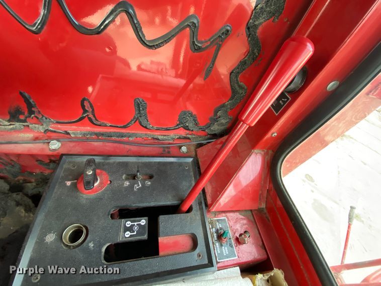 image for item HE9789 1984 International 1480 combine