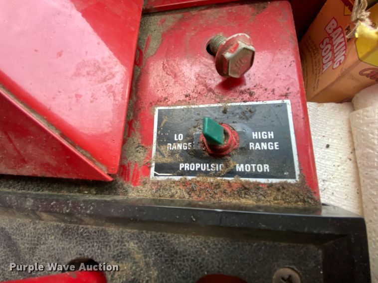 image for item HE9789 1984 International 1480 combine