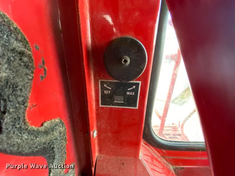 image for item HE9789 1984 International 1480 combine