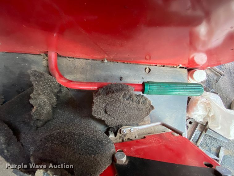 image for item HE9789 1984 International 1480 combine