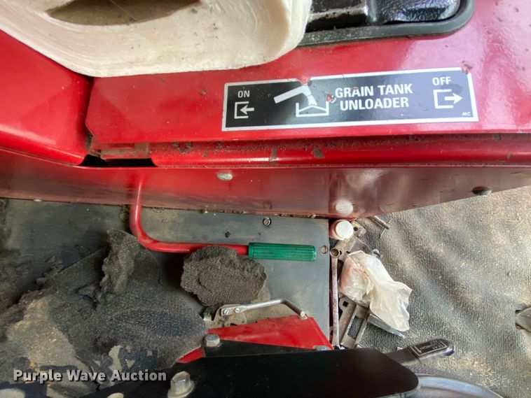 image for item HE9789 1984 International 1480 combine