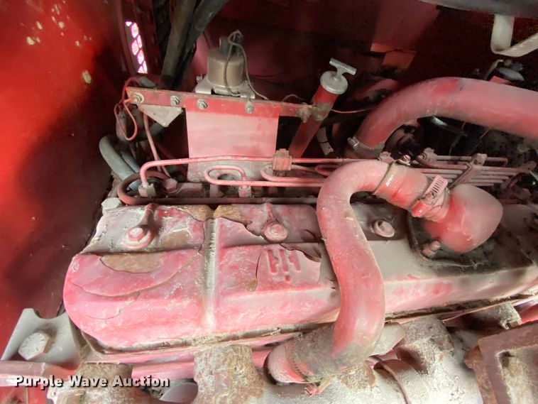 image for item HE9789 1984 International 1480 combine