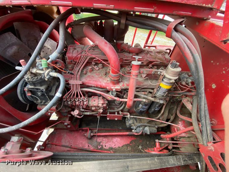 image for item HE9789 1984 International 1480 combine