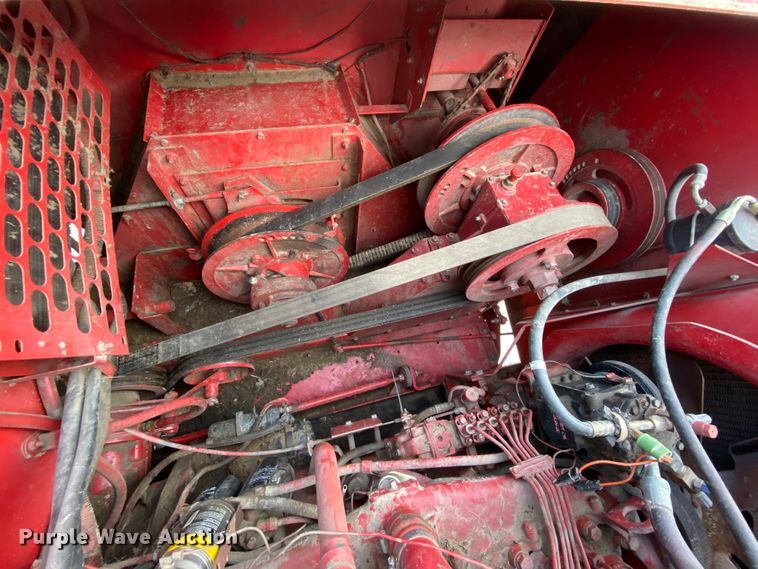 image for item HE9789 1984 International 1480 combine