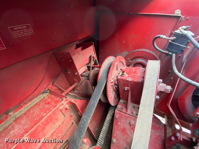 image for item HE9789 1984 International 1480 combine