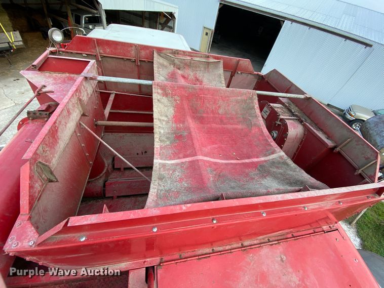 image for item HE9789 1984 International 1480 combine