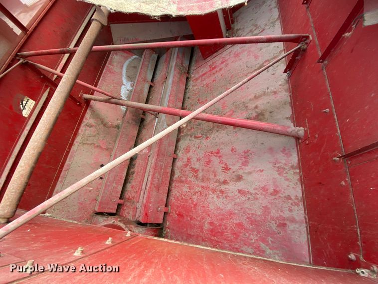 image for item HE9789 1984 International 1480 combine