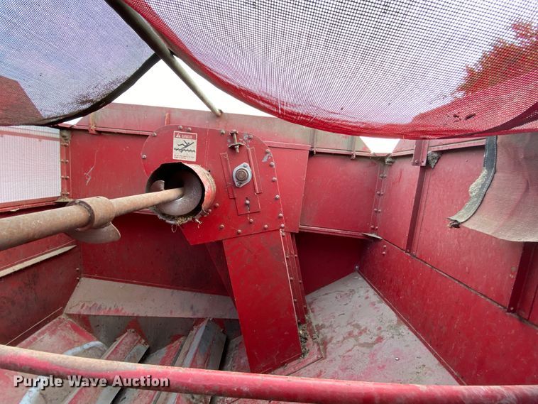 image for item HE9789 1984 International 1480 combine