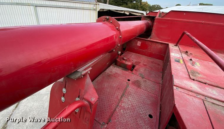 image for item HE9789 1984 International 1480 combine