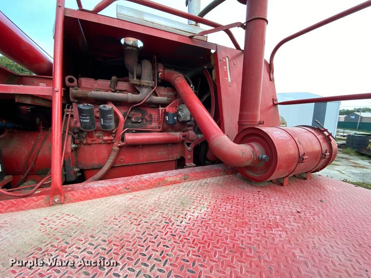 image for item HE9789 1984 International 1480 combine